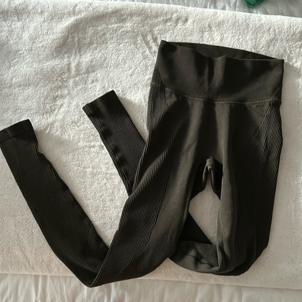 Lululemon dark olive green leggings size 4